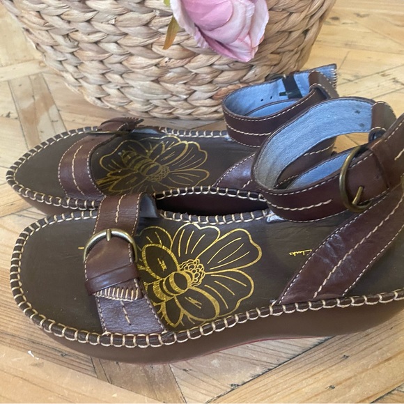 🎀 Indigo by Clarks Platform Brown Sandals size 6.5 EUC ankle strap - super Cute - Picture 6 of 8